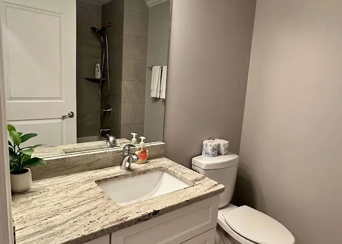 Private Balcony 1 Garage Parking Sleeps 6 Chicago